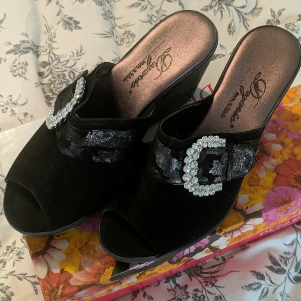 Dezario Azur black leather wedge